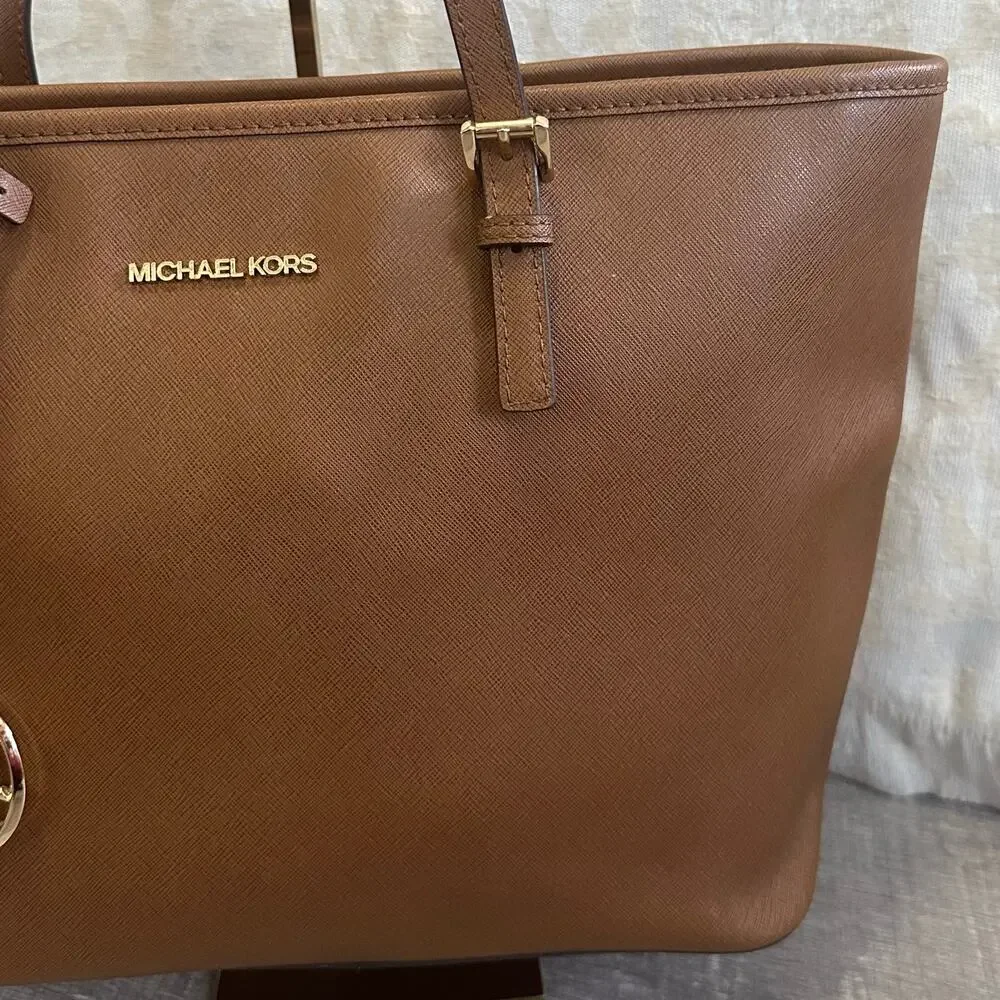 Michael Kors Jet Set Medium Travel Tote Bag Brown Saffiano Leather Zip Top - Picture 3 of 11
